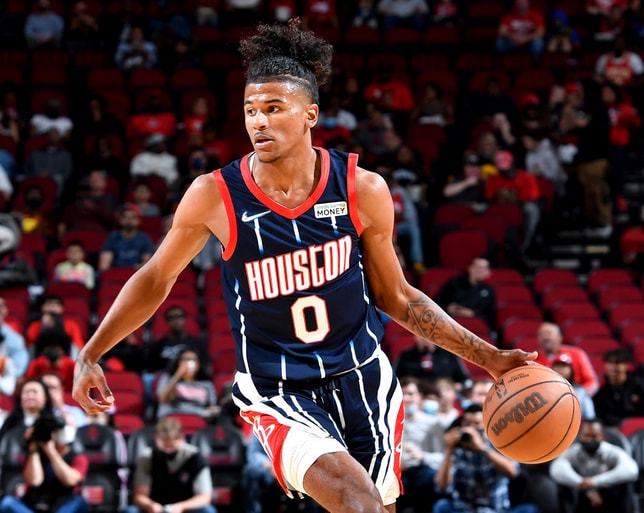 埃因霍温迎全明星赛关键赛；关键时刻战术微调；质疑声仍在；年轻球员得到机会