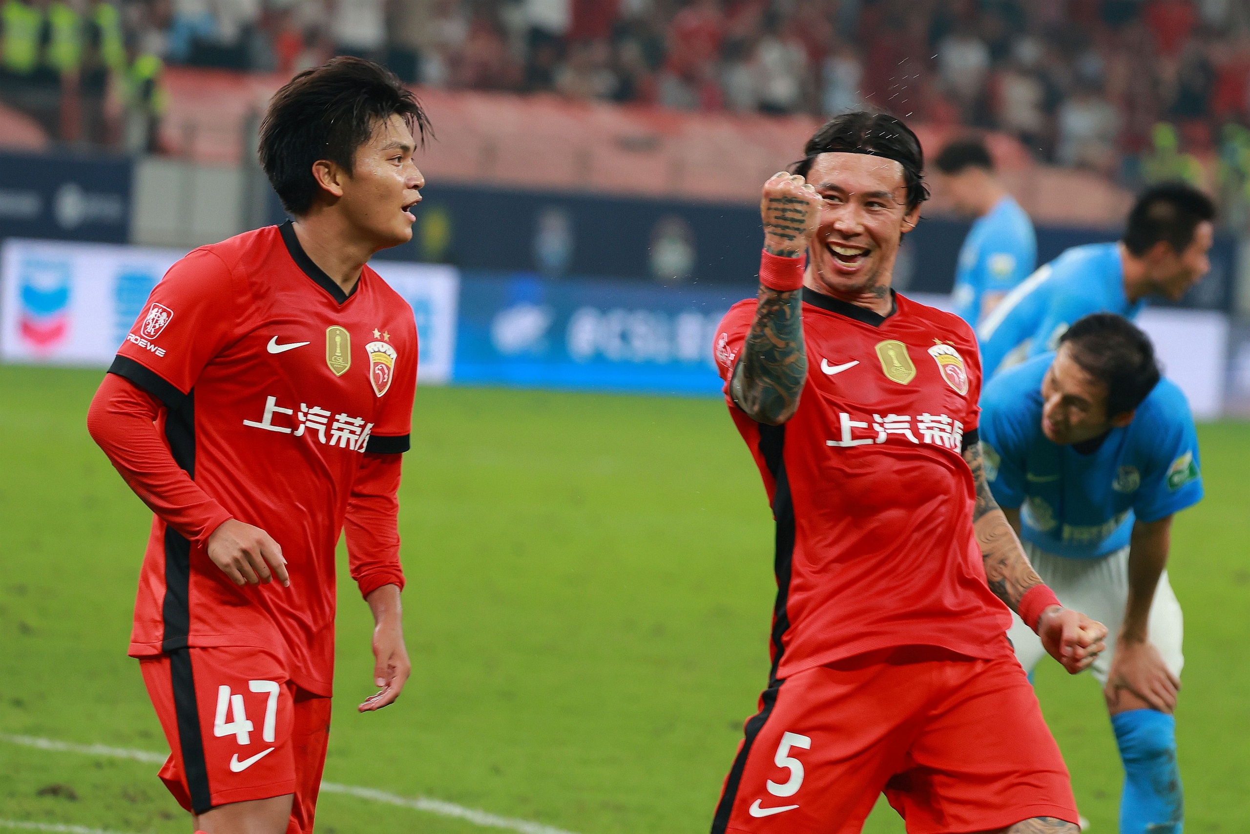 包含中超赛程吃紧，上海海港今晨战术微调，底气十足，赛程密集仍需轮换的词条