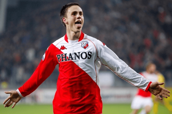 九游-包含荷甲赛后再迎强敌；费耶诺德绝杀压哨；主帅态度——更衣室稳定；阵容厚度经受考验的词条